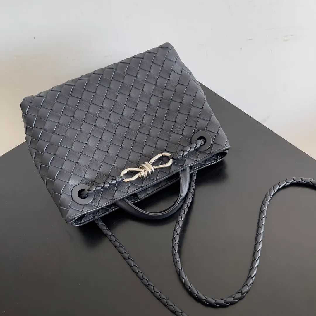 The 2023 new Andiamo batch of 1860 BV has been shipped‼ ️Really popular🔥The new Andiamo woven handbag launched by Bottega Veneta this season is really popular all over the world! ! Celebrities at home and abroad have worn it, and Oscar-winning actress Michelle Yeoh has taken it out on the street. Song Jia, Trai Yara, Yu Feihong, Sanji Ayaka, Rosie Hunting-Whiteley, Yoshioka Riho, etc. have all picked up this bag. It is classic and versatile, showing off its temperament, and the bag capacity is also large, which is very convenient for daily commuting! ! A variety of carrying methods, the shoulder straps can be adjusted by yourself, the original lambskin feels soft and delicate, and the neutral style is made to break gender boundaries and bring a more practical and longer-lasting use experience. Andiamo, which has both elegant and casual styles, perfectly interprets the true appearance of "fashionable old money style". Style number: 743568 Size: 25*22*10.5cm